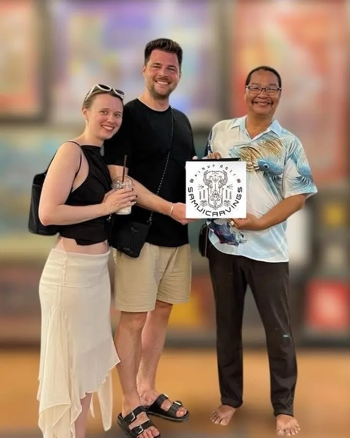 Mr. Choawalit with two guests in the gallery